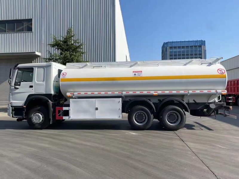 howo fuel tanker truck with 25000L fuel storage tanker – Image 4