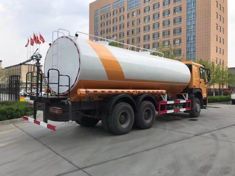 Sinotruk HOWO 10000 Liter Water Tank Truck Price Stainless Steel Water Tank Truck – Image 6